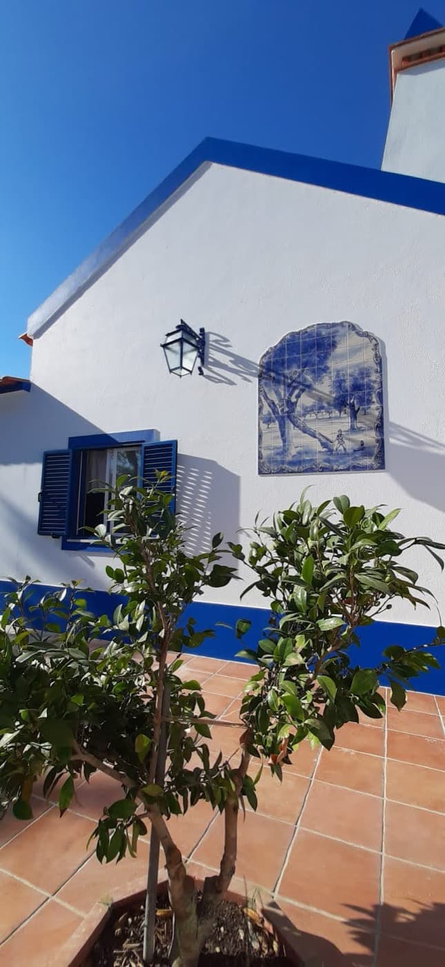 Fachada da Quinta D'Moura Ribatejo com painel de azulejos